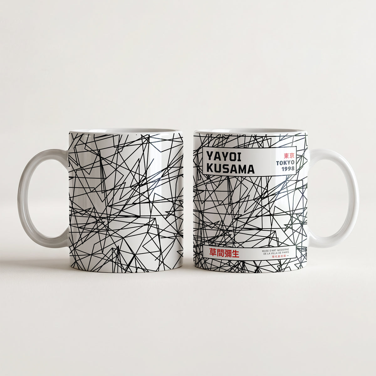 Kubek ceramiczny z nadrukiem czarnych geometrycznych linii i czerwoną typografią Yayoi Kusama Tokyo 1998
