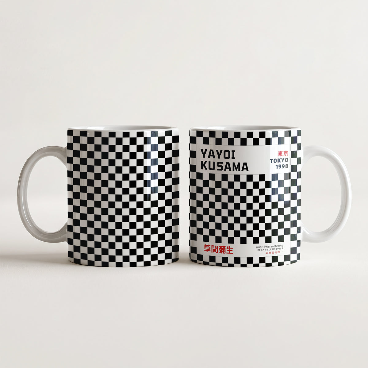 Kubek ceramiczny z nadrukiem czarno-białej szachownicy i czerwoną typografią Yayoi Kusama Tokyo 1998
