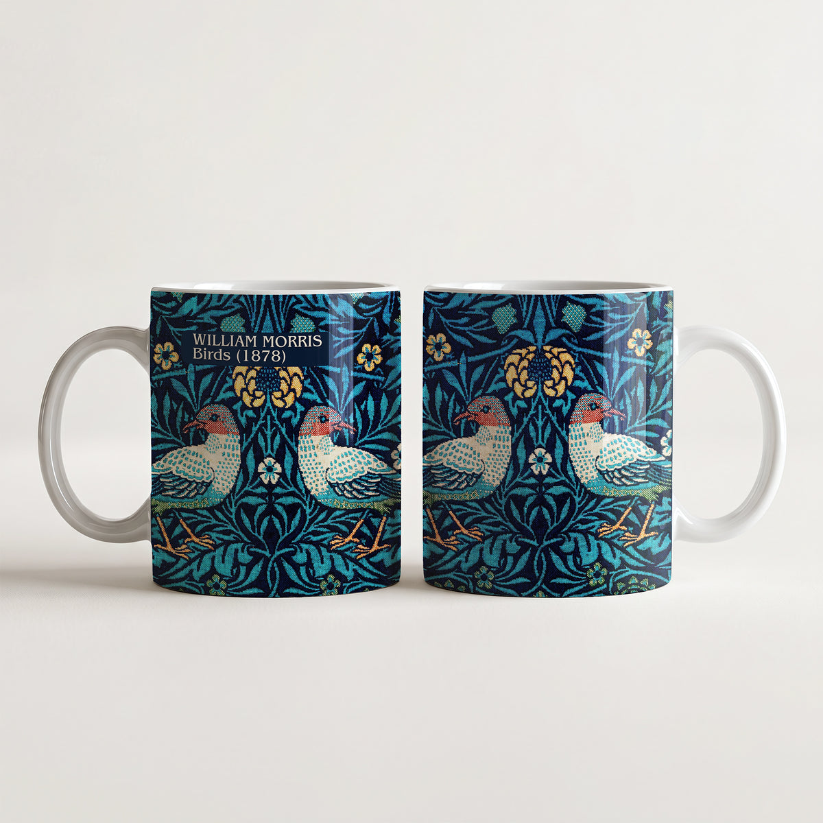 Kubek ceramiczny z nadrukiem wzoru William Morris Birds 1878 przedstawiający ptaki i motywy roślinne w odcieniach zieleni i błękitu