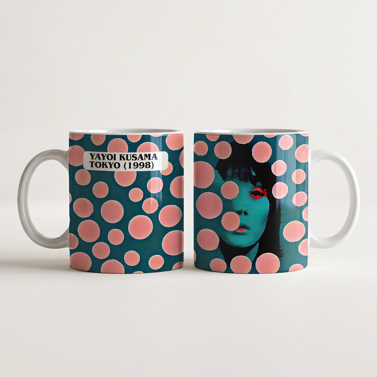 Kubek ceramiczny z portretem Yayoi Kusama w różowe kropki na niebieskim tle Tokyo 1998