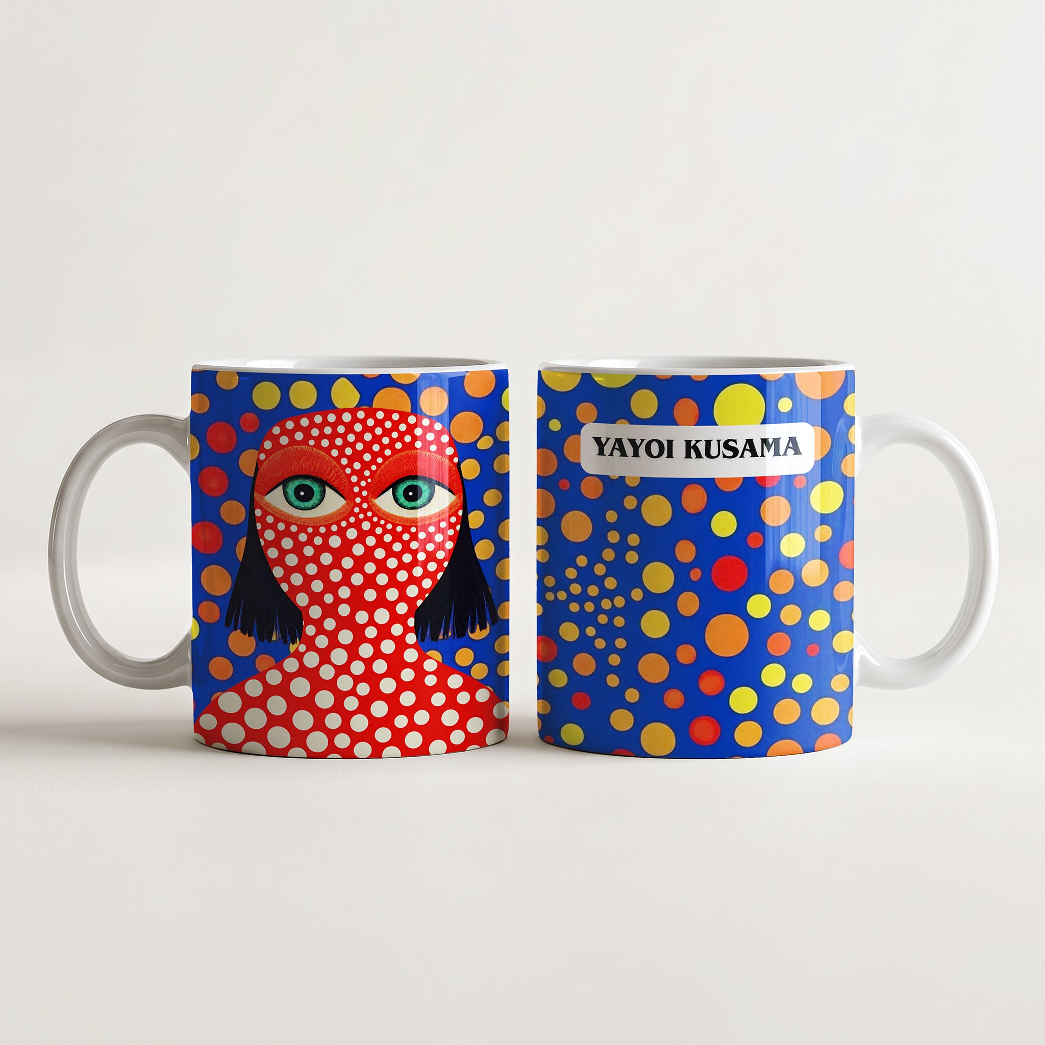 Kubek ceramiczny z czerwoną postacią Yayoi Kusama w białe kropki na niebieskim tle z żółtymi i pomarańczowymi kropkami