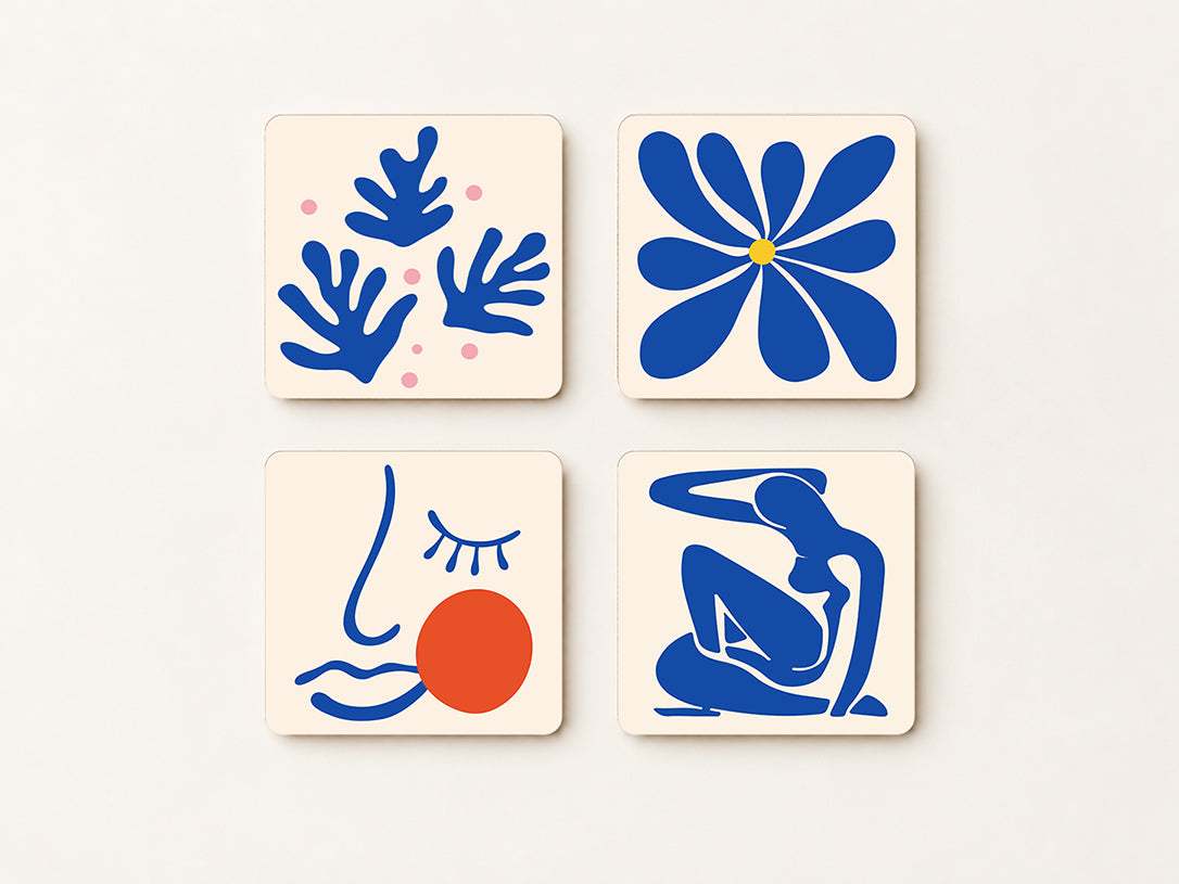 Zestaw 4 kwadratowych podkładek korkowych z niebieskimi grafikami w stylu wycinanek i rysunków Henri Matisse'a na kremowym tle