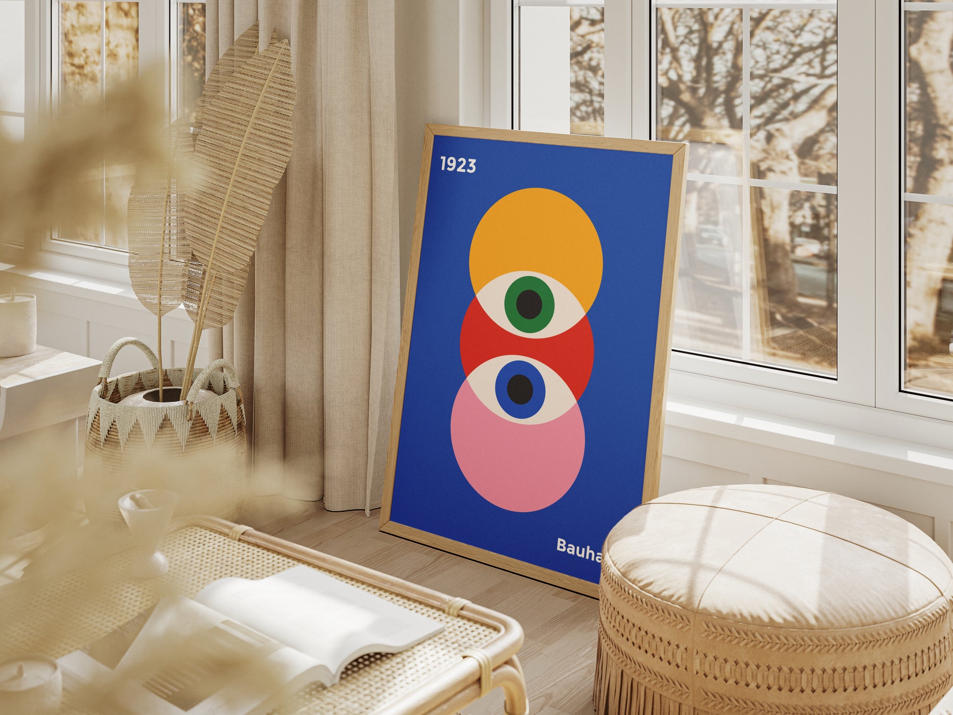 Plakat Bauhaus kolorowe koła na granatowym tle z oczami proroka